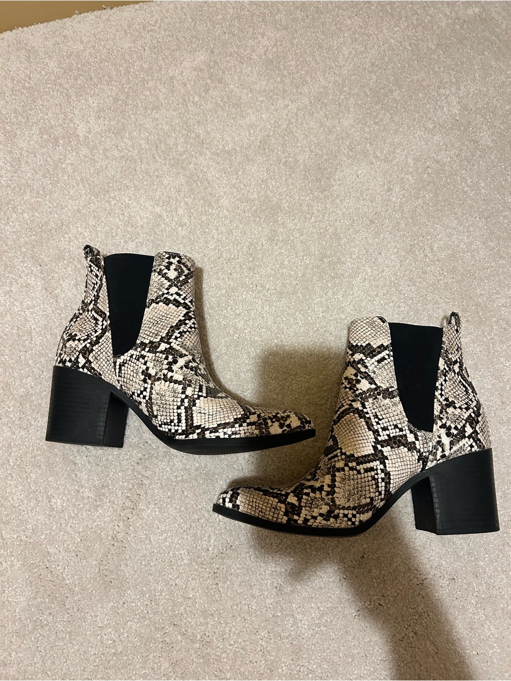 Womenโs Snake Print Chelsea Ankle Boots - Black & White size 6.5